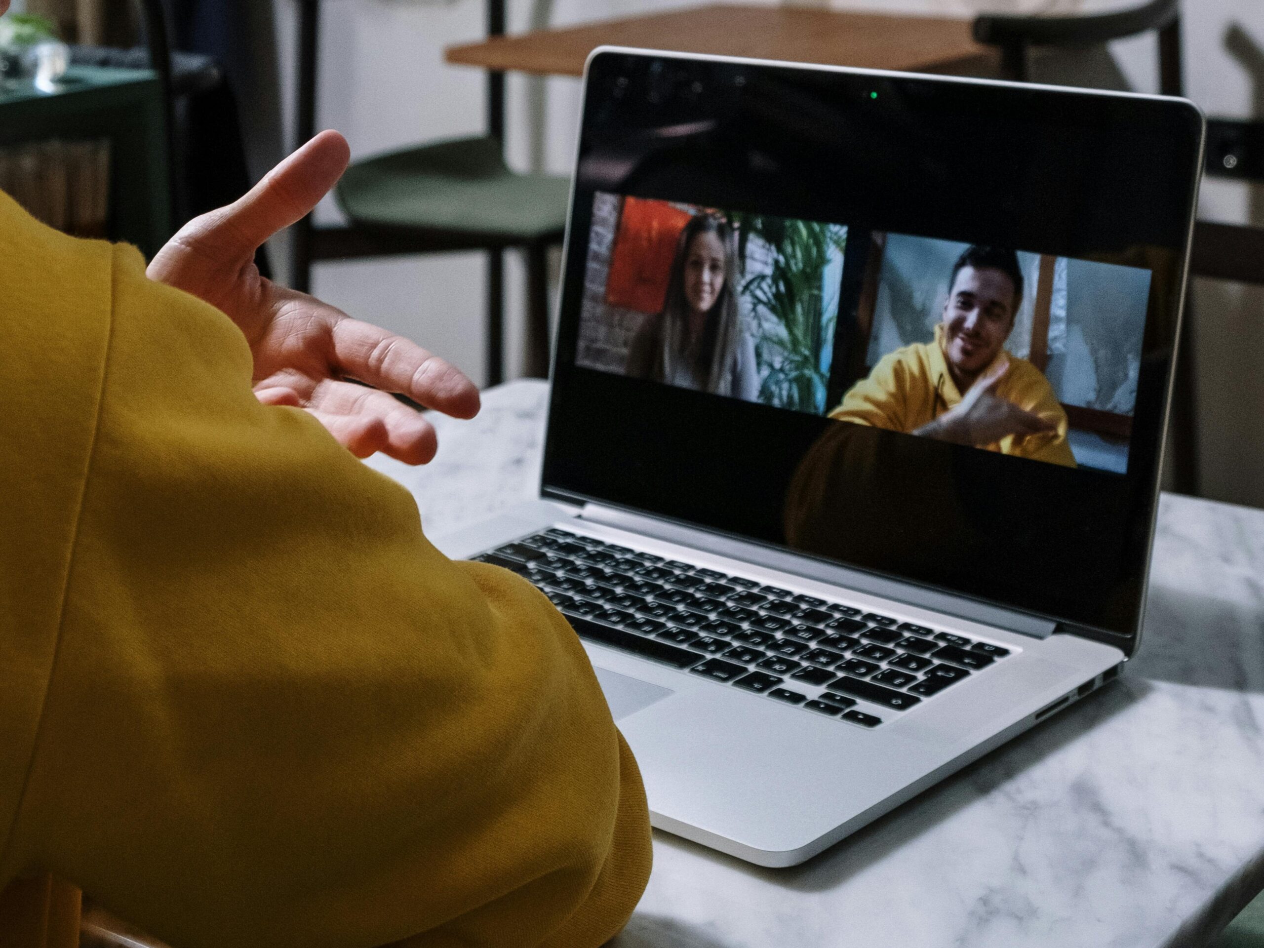 Drei Menschen in einem Videocall benutzen Gebärden. 