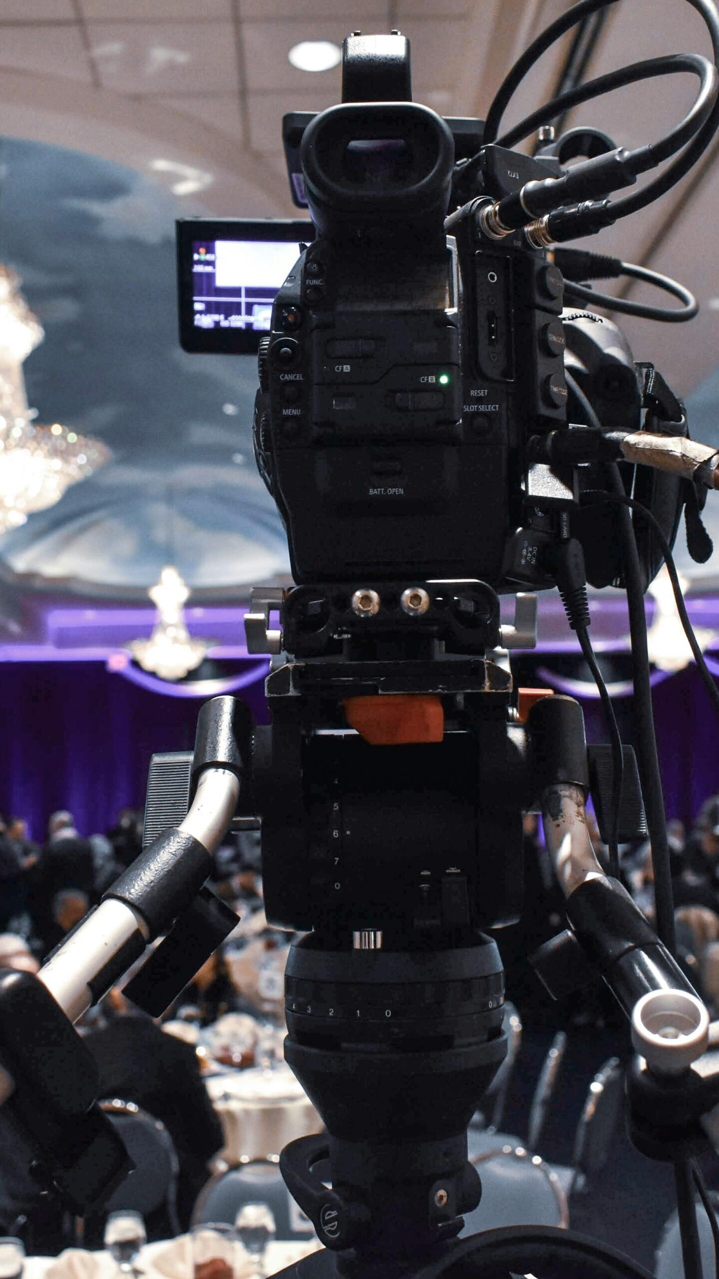 Filmtechnik steht in einem vollen Konferenzraum